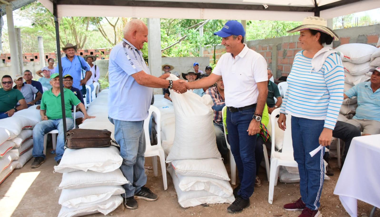 El secretario de Desarrollo Económico, Luis Humberto Martínez, en la entrega de los suplementos alimenticios