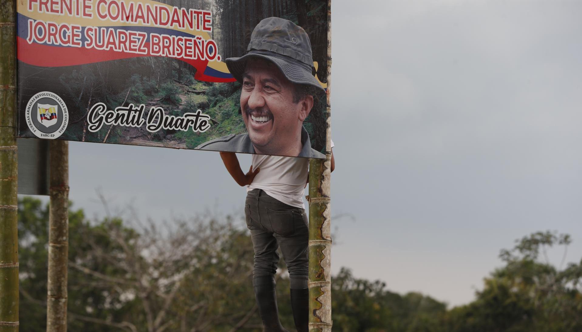 Pancarta con una imagen de Gentil Duarte en Casa Roja, en el departamento de Caquetá
