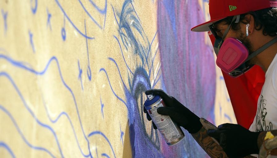 Graffitis para concentizar sobre el cuidado del medio ambiente y proteger ese mar que desaparece al alarmante ritmo de un metro por año. 