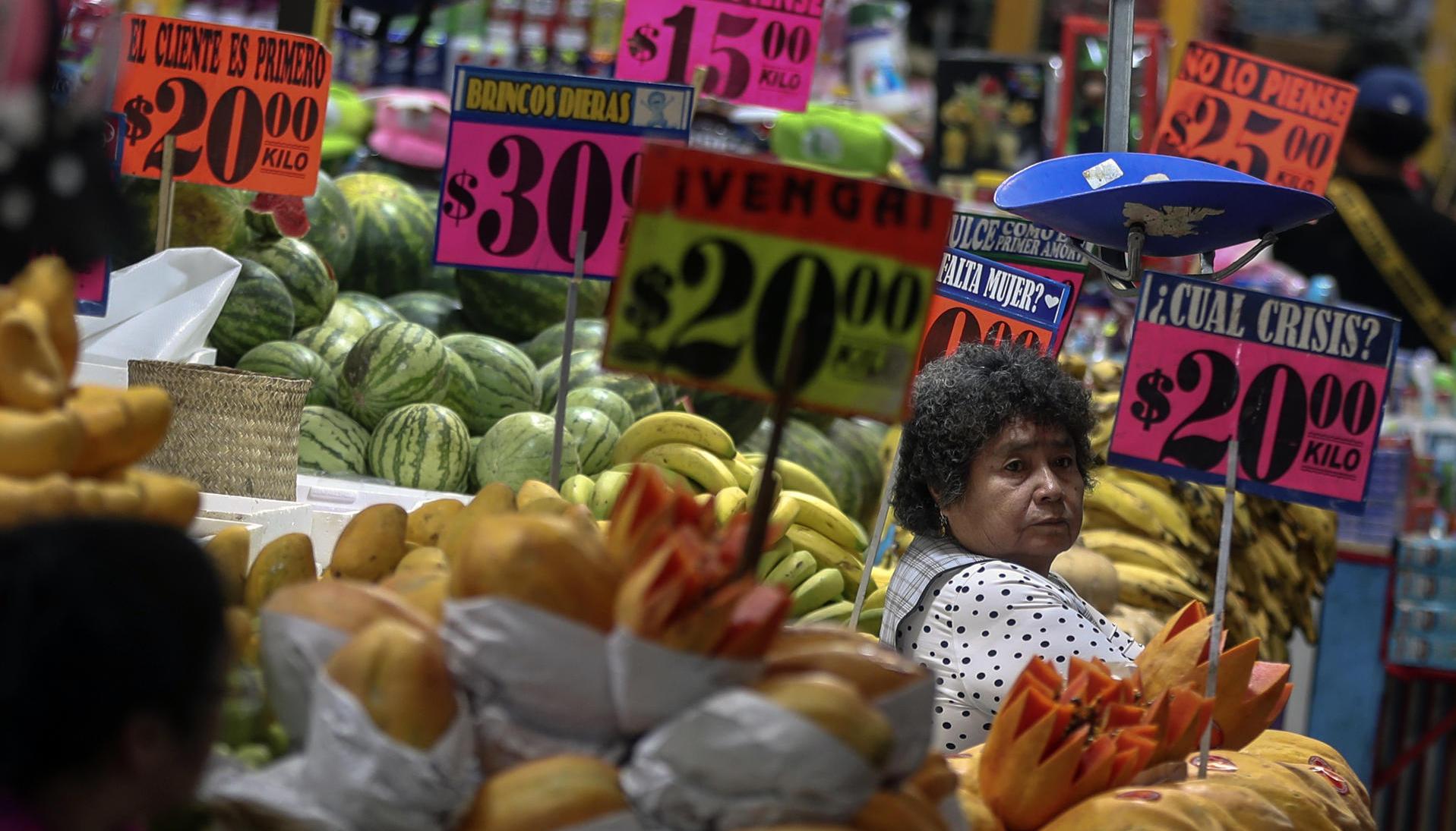 Comerciantes ofrecen productos en el Mercado de Jamaica, Ciudad de México