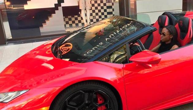 Jenny Ambuila a bordo de uno de sus lujosos automóviles.