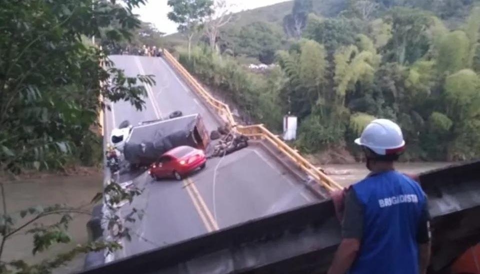 Aspecto de la caída del puente sobre el río 'La vieja'.