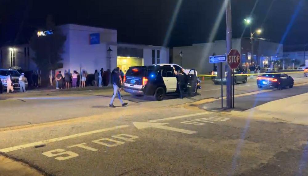 La Policía vigila las afueras de la discoteca en la que ocurrió el tiroreo en Alabama