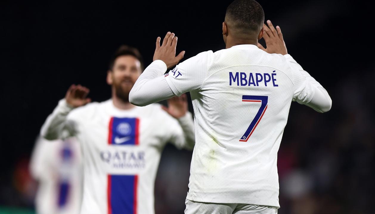 Kylian Mbappé y Lionel Messi festejan durante el partido contra el Angers.