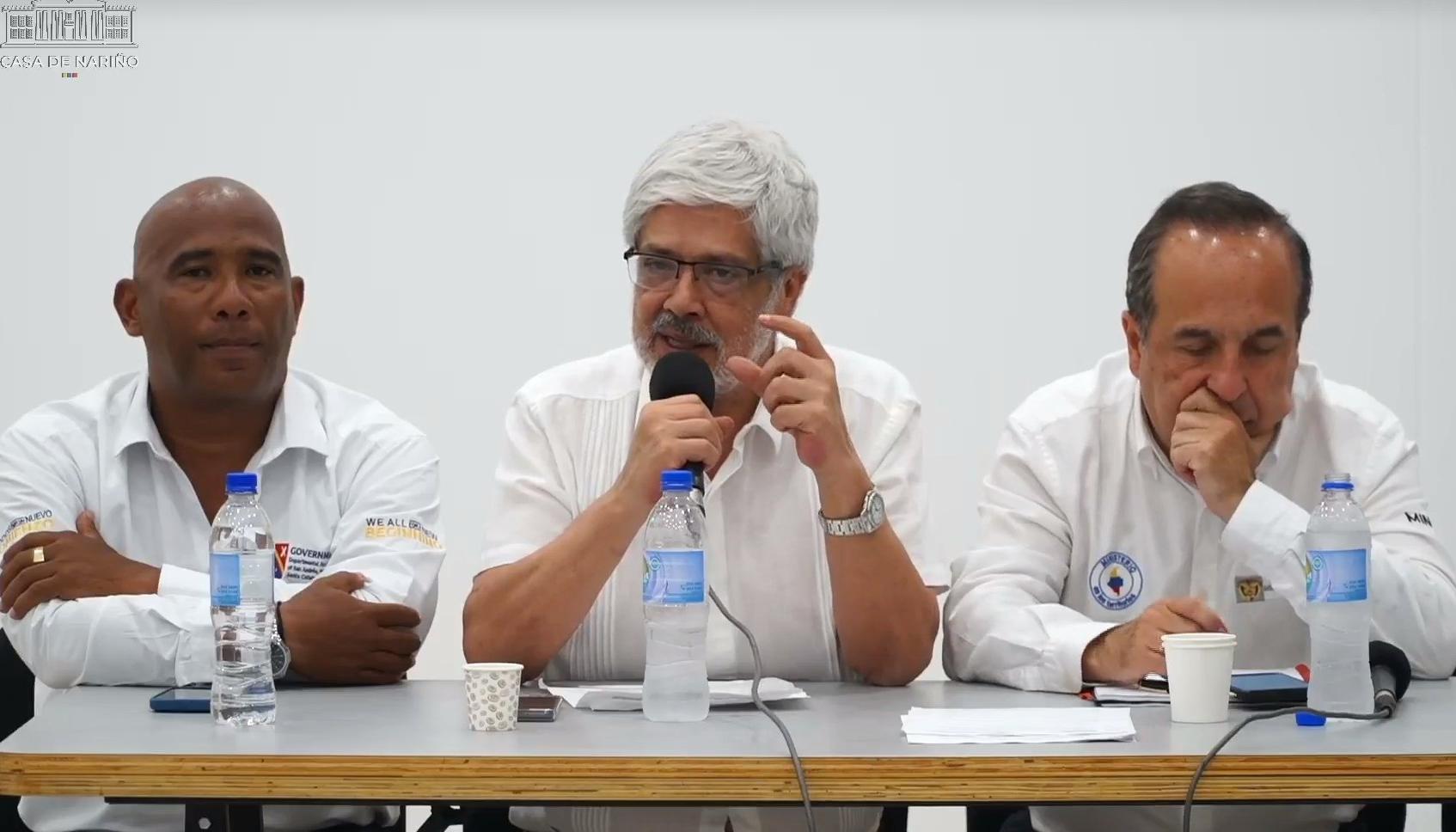 El Ministro de Comercio, Germán Umaña, y el Ministro de Transporte, Guillermo Reyes, junto al gobernador de San Andrés, Everth Hawkins Sjogreen