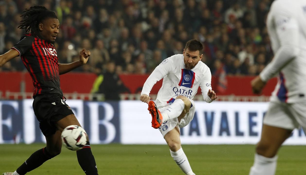 Lionel Messi, autor del primer gol del PSG, remata al arco del Niza. 