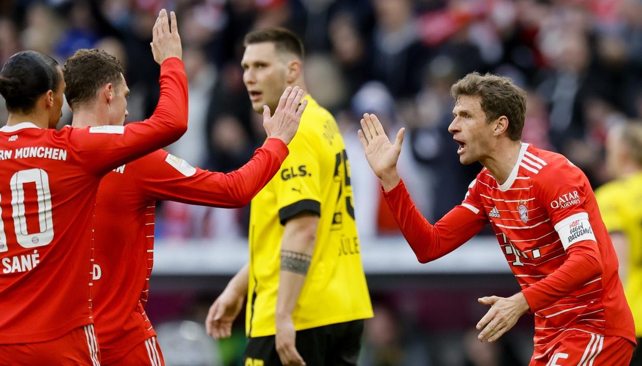 Thomas Müller (derecha) marcó un doblete para el Bayern Múnich.