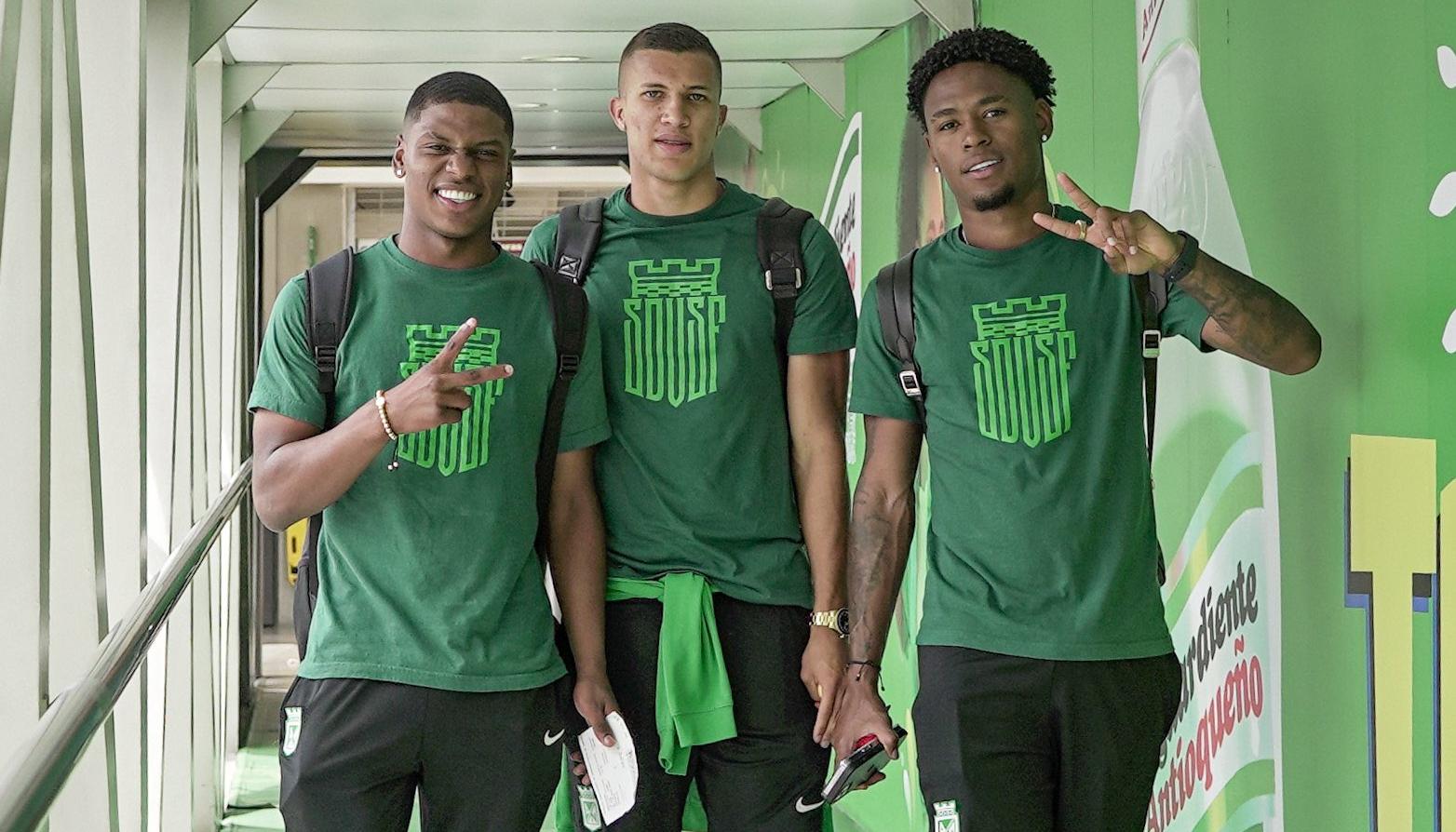 Óscar Perea, Nelson Deossa y Nelson Palacio, jugadores del Atlético Nacional a su salida de Rionegro.