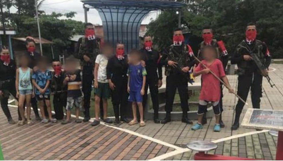 Los menores junto a los guerrilleros del ELN
