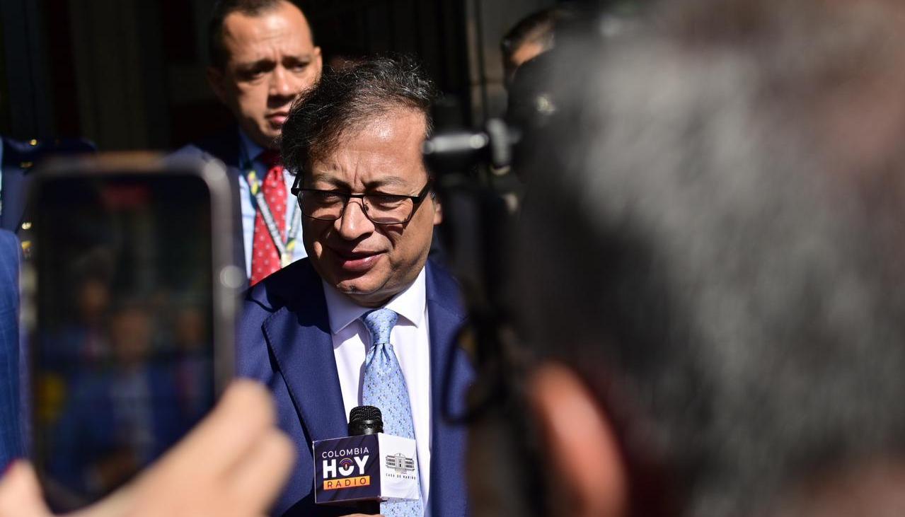 Petro habla con periodistas a la salida del encuentro de este jueves con la congresista Nancy Pelosi.