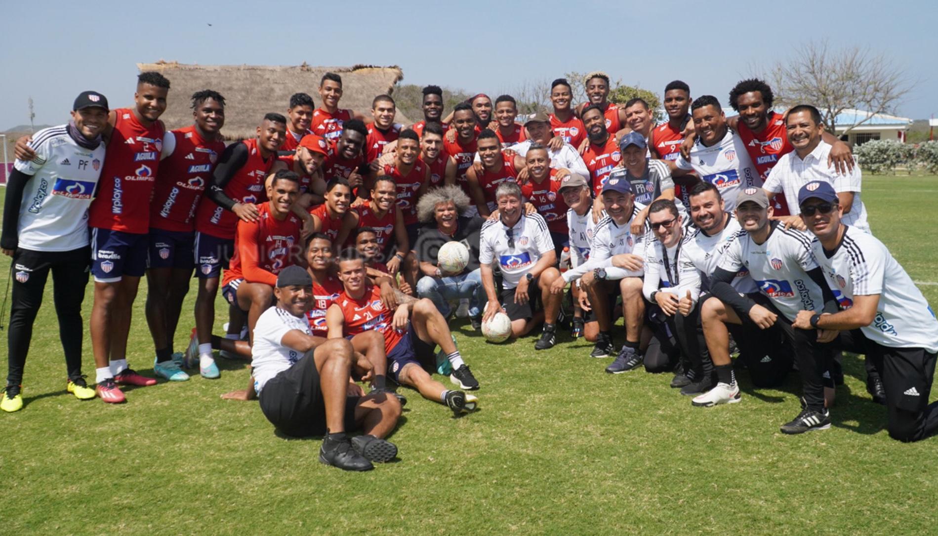 'El Pibe' Valderrama con el grupo de jugadores y técnicos del Junior.