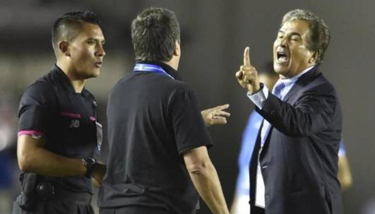 Pinto y 'Bolillo' discutieron fuertemente durante un partido entre Honduras y Panamá, en 2017.
