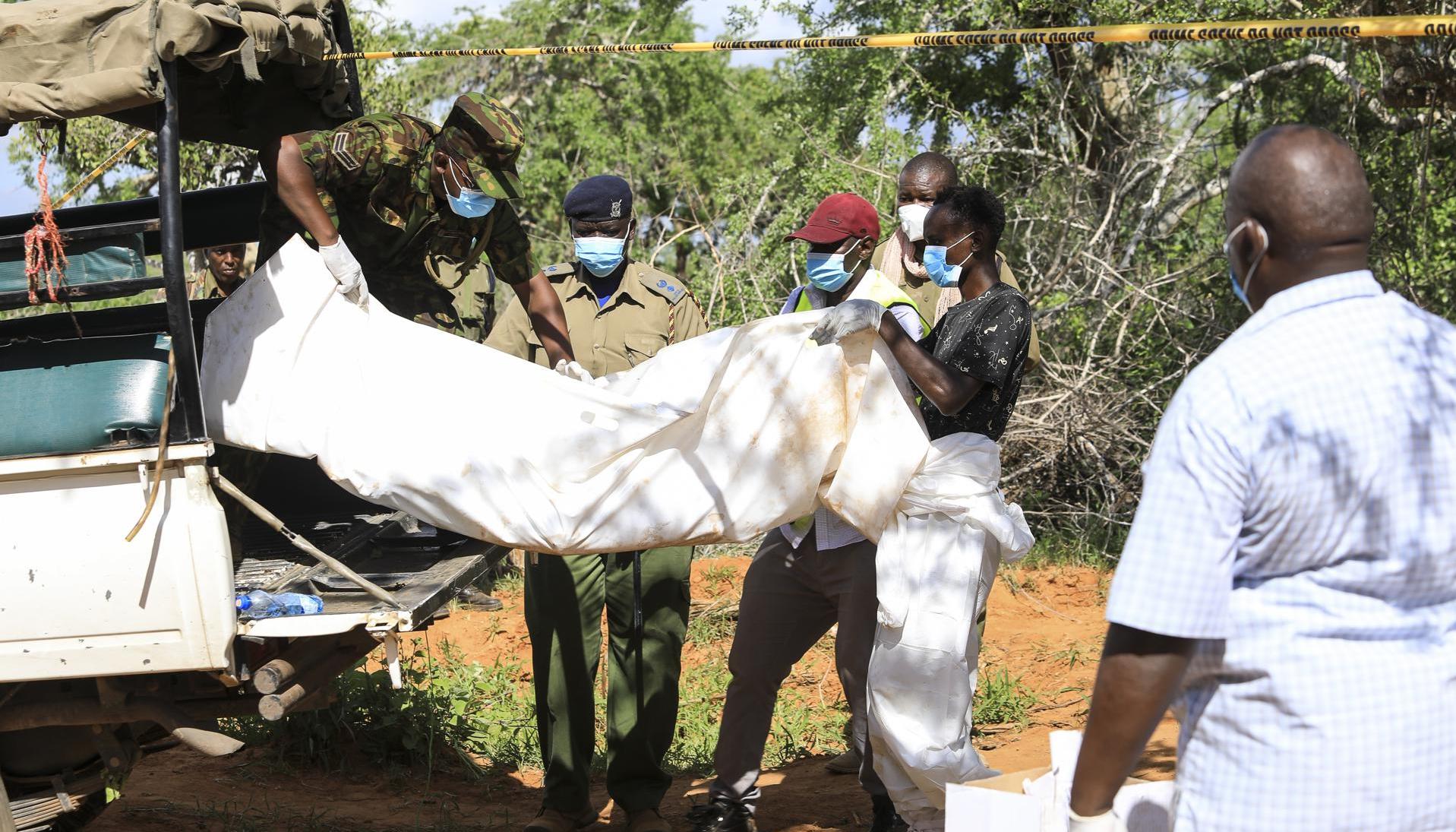 La Policía de Kenia y expertos forenses tienen a su cargo la exhumación de cadáveres de presuntos miembros de una secta 
