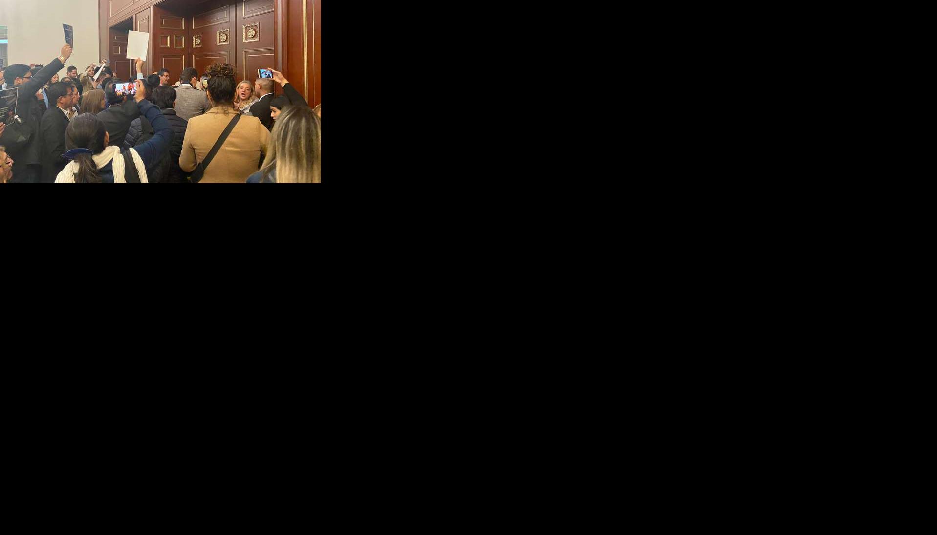 Protesta a las puertas de donde se desarrollaba el debate de moción de censura contra el Canciller Álvaro Leyva.