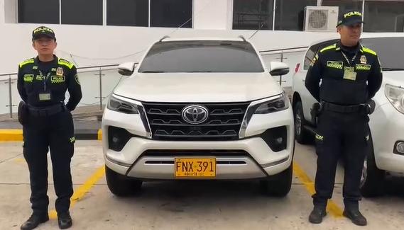 La camioneta marca Toyota Fortuner, de propiedad de Jacqueline Rojas, con las placas cambiadas. 