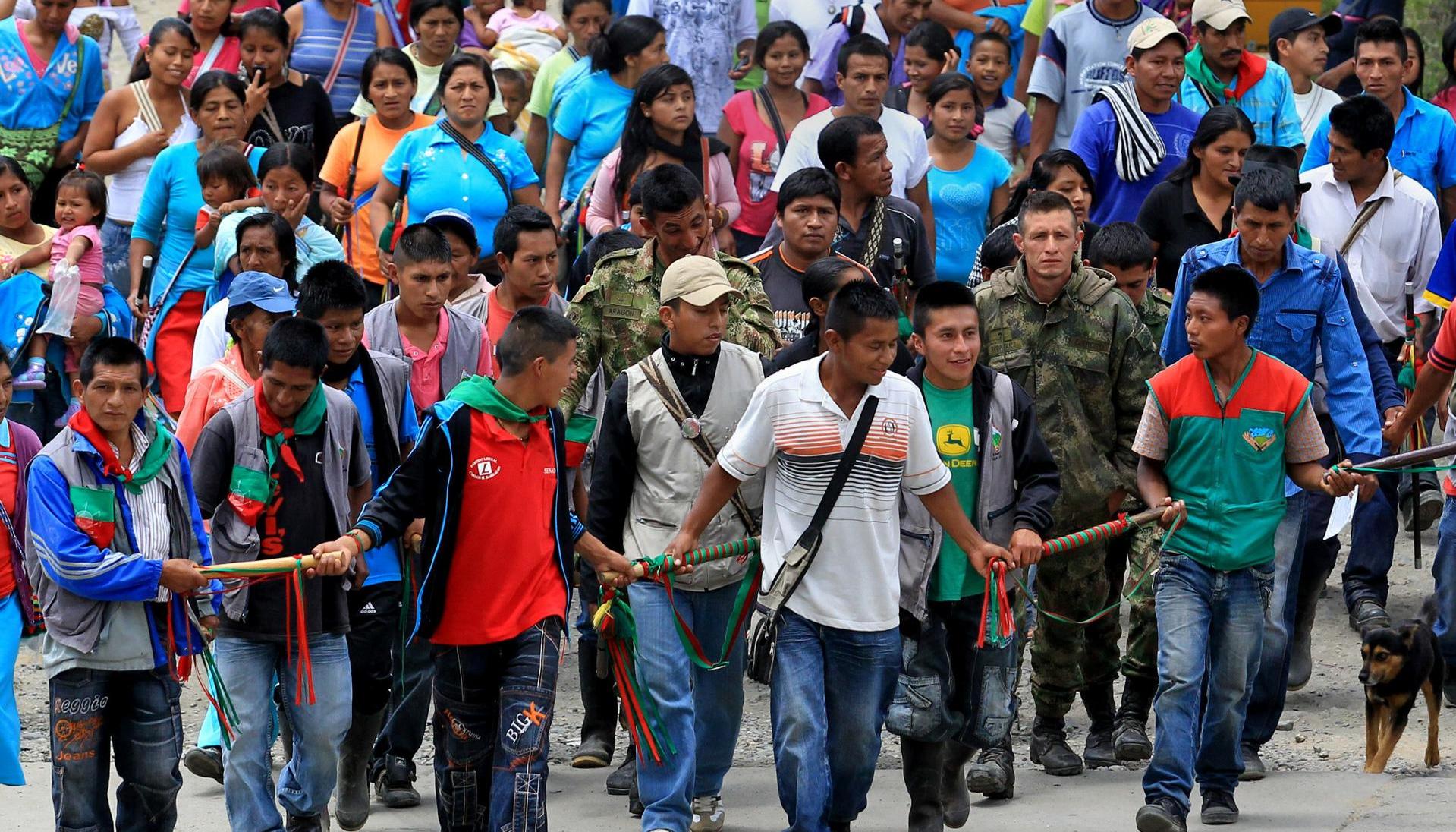 Fotografía de archivo tomada en marzo de 2013, en la que se registró a miembros de la guardia indígena al custodiar a tres soldados en Caldono, Cauca