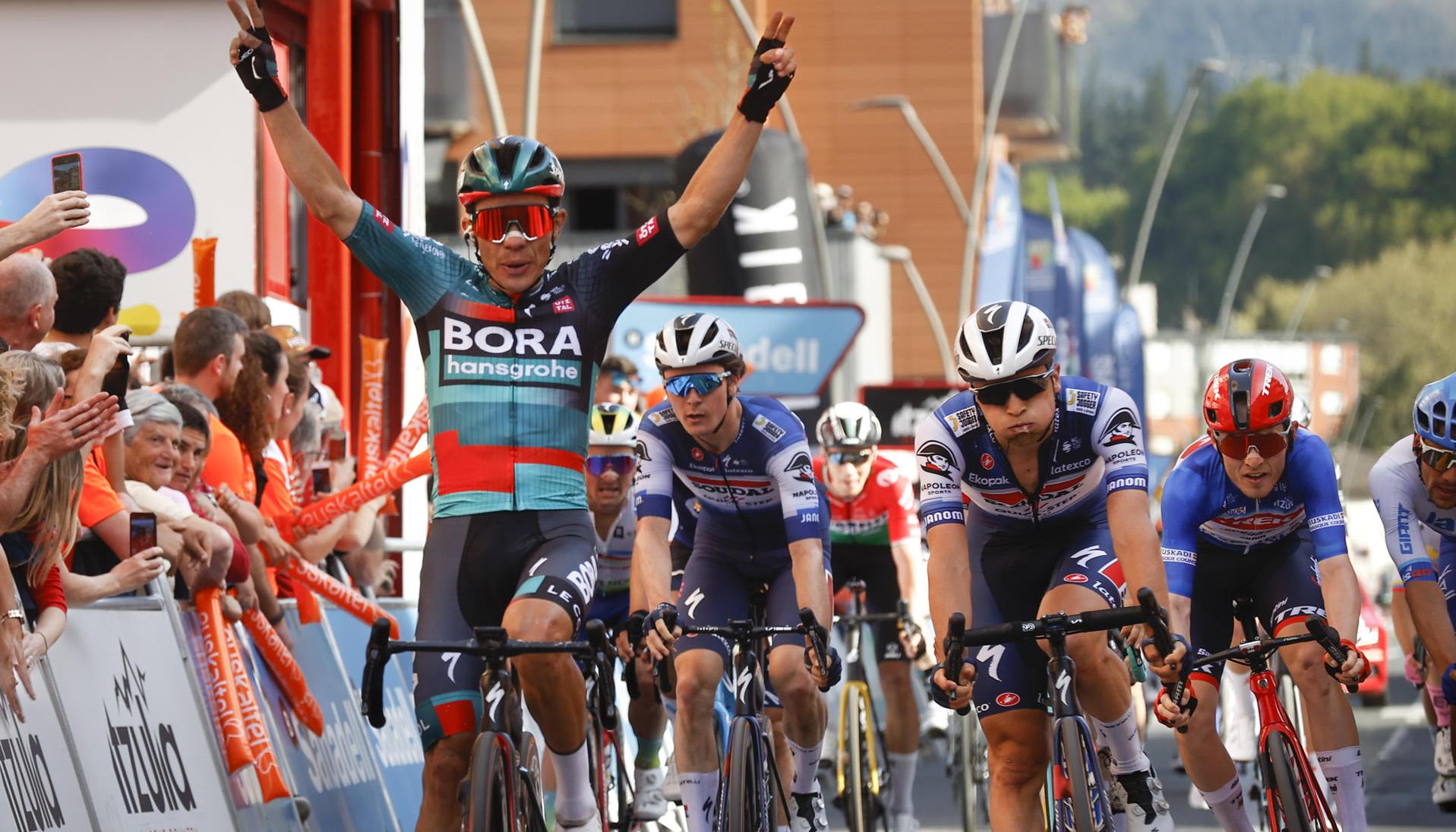 El ciclista colombiano del equipo Bora Sergio Higuita cruza la línea de meta como vencedor de la quinta etapa.