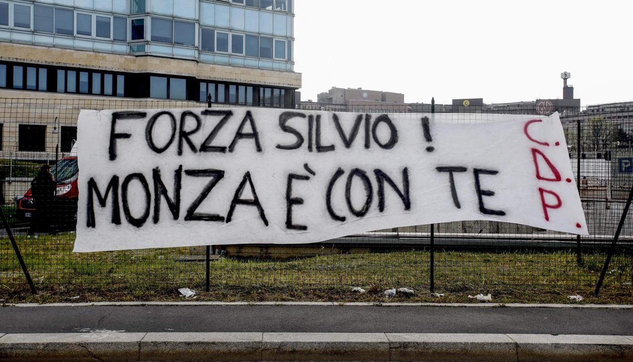Aficionados del Monza, cuyo dueño es Berlusconi, colocaron esta pancarta afuera del hospital.