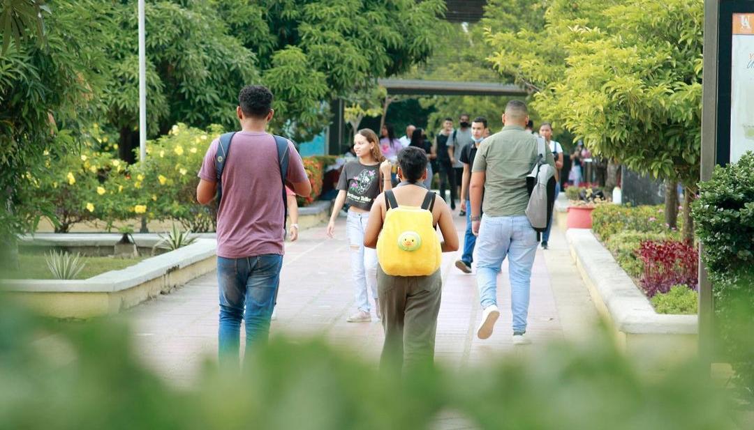 Estudiantes caminan por la sede de Uniatlántico en la carrera 46.