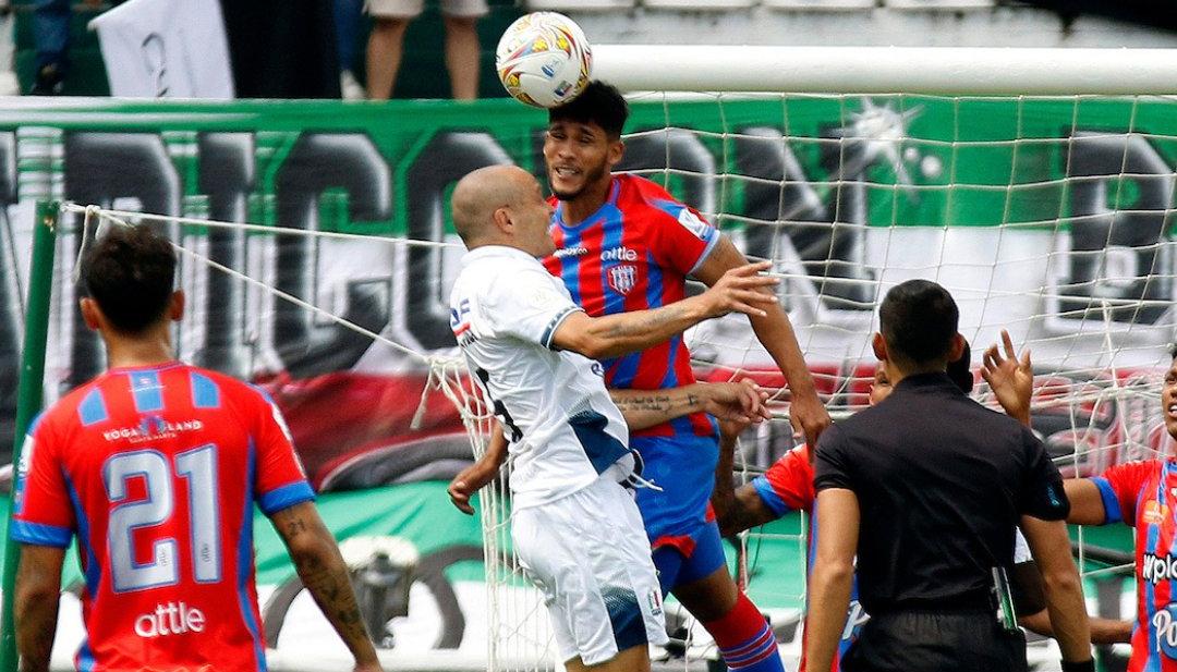 Jairo Palomino despeja de cabeza ante el asedio del 'Pecoso' Correa. 