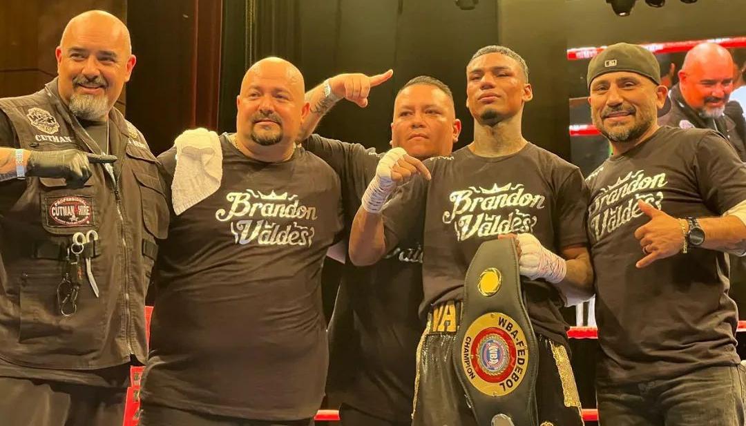 Brandon Valdés con su equipo tras su victoria sobre Ángel Contreras.