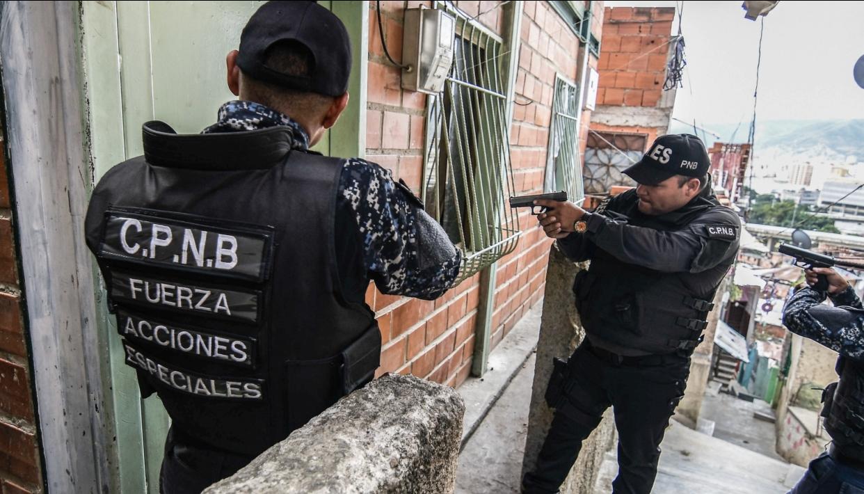 La Policía Bolivariana de Venezuela ha sido cuestionada por  sistemáticas ejecuciones extrajudiciales de hombres jóvenes en situación de pobreza.
