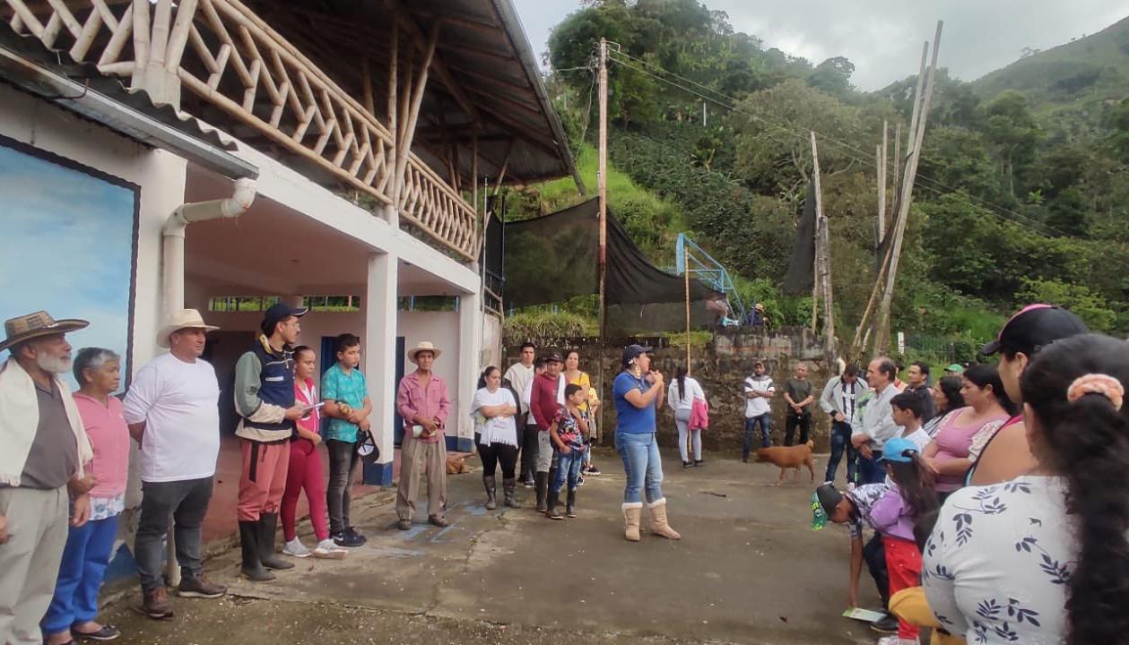 La Unidad Nacional de Gestión del Riesgo realiza trabajo en Villamaría sobre cómo sería una evacuación en caso de una emergencia