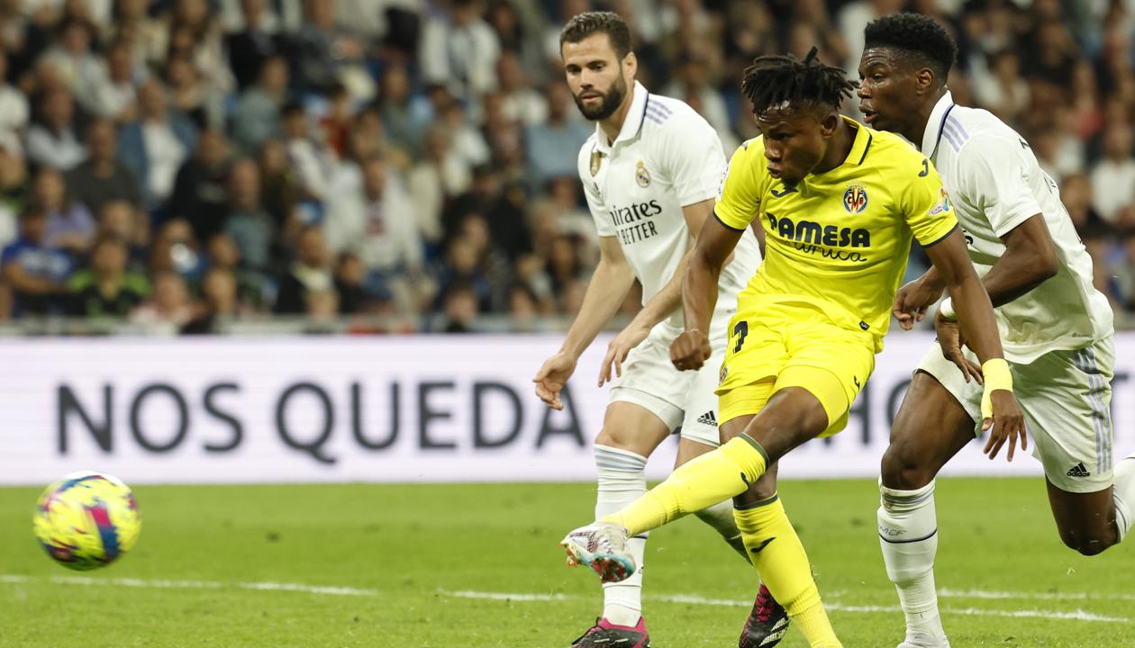 Samu Chukwueze en la acción del primer gol del Villarreal. 