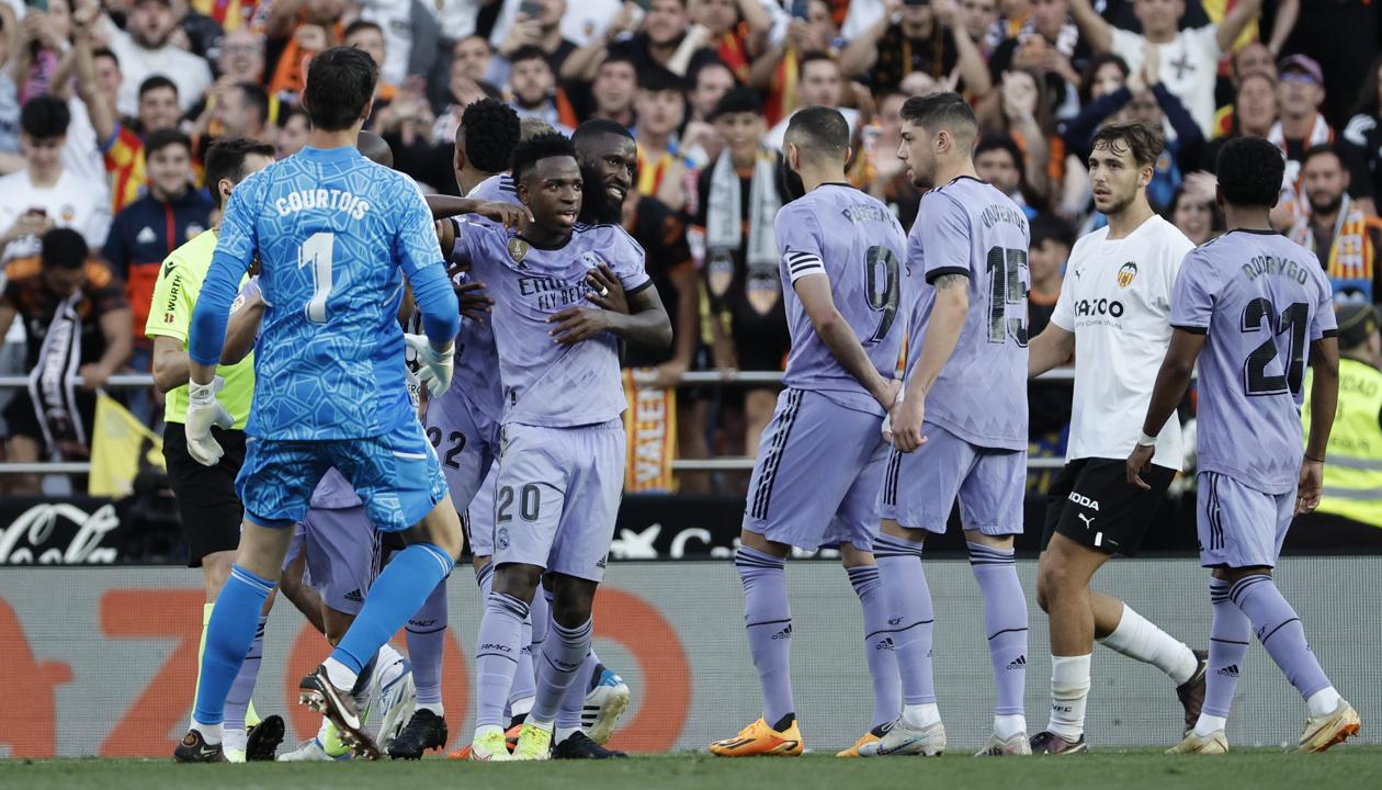 Vinicius es controlado por sus compañeros tras recibir racistas desde la tribuna. 