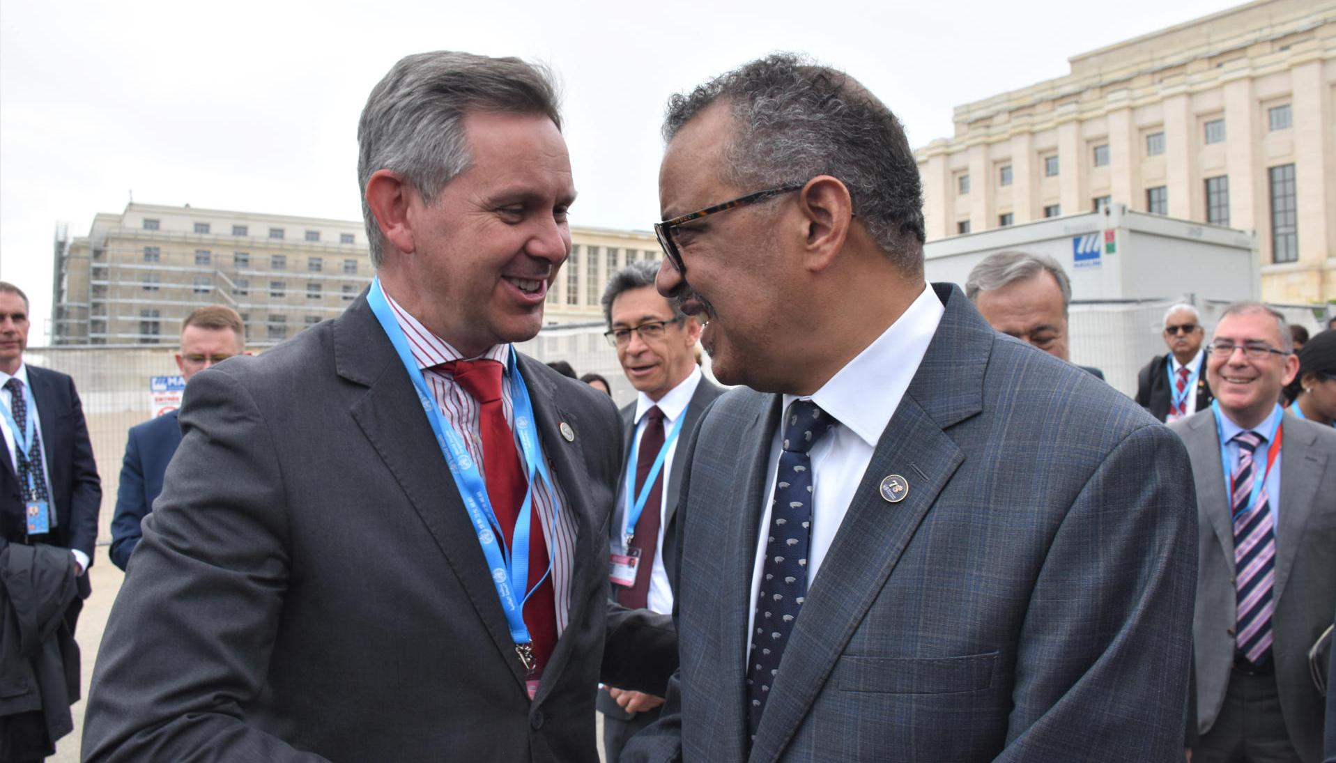 El ministro de Sanidad de España, José Miñones, junto al director general de la OMS, Tedros Adhanom Ghebreyesu.