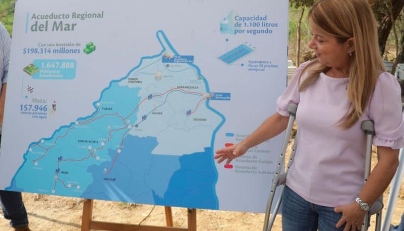 La Gobernadora Elsa Noguera muestra la cobertura que tendrá el Acueducto Regional del Norte.