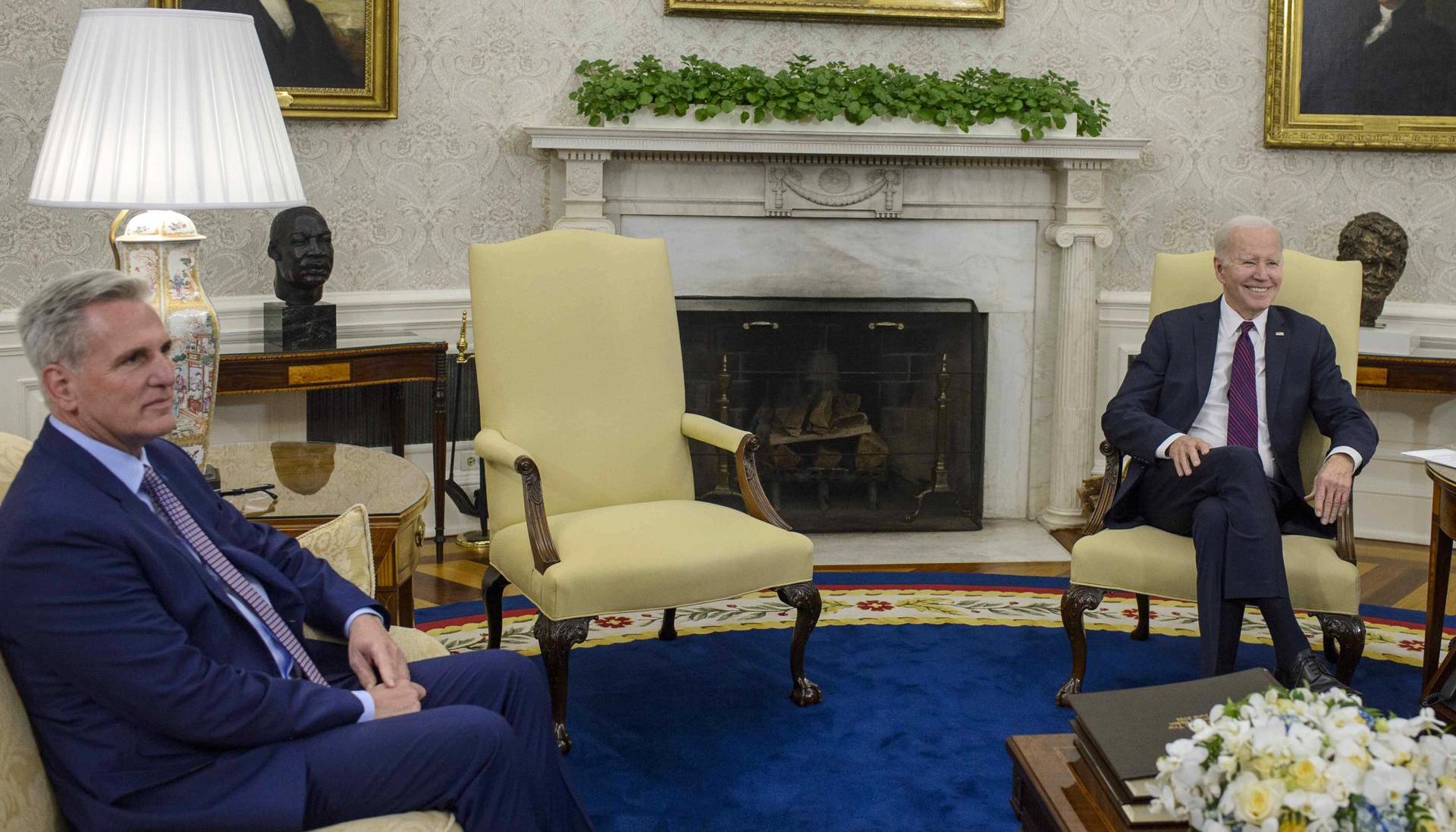 El Presidente Joe Biden en su encuentro con el líder de la mayoría republicana en la Cámara de Representantes, Kevin McCarthy