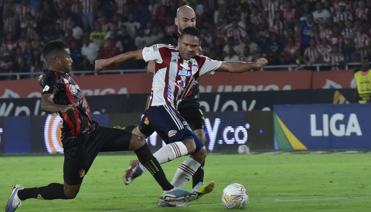 Carlos Bacca no pudo contra la defensa pereirana.