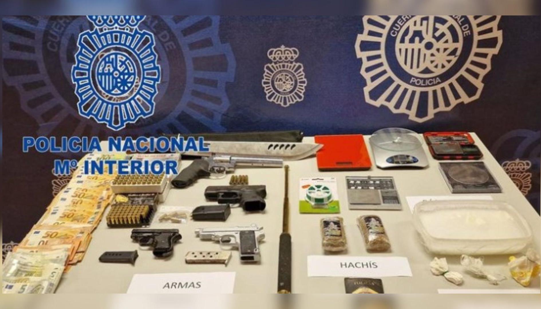 Incautación de armas de fuego, distintas cantidades de cocaína y hachís.