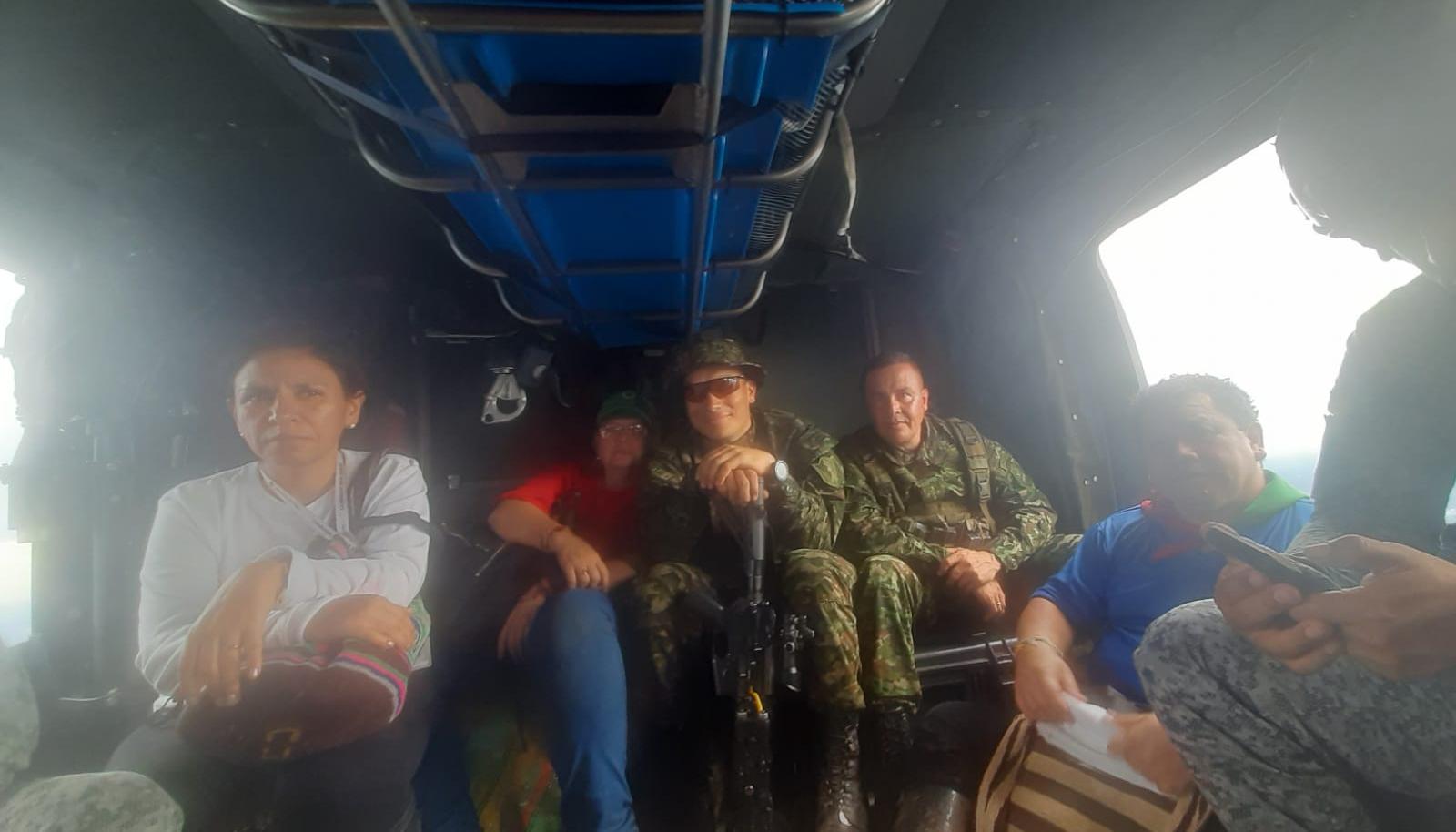 Autoridades en uno de los helicópteros que lidera la búsqueda.
