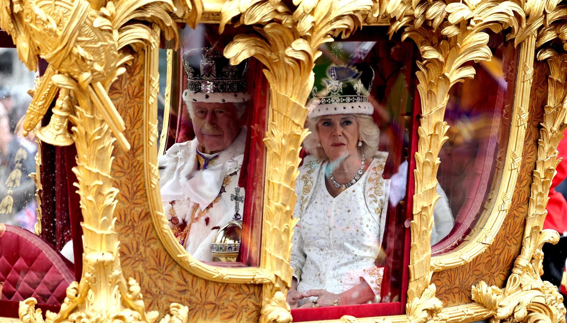 Carlos III y Camila en la Carroza Dorada de Estado