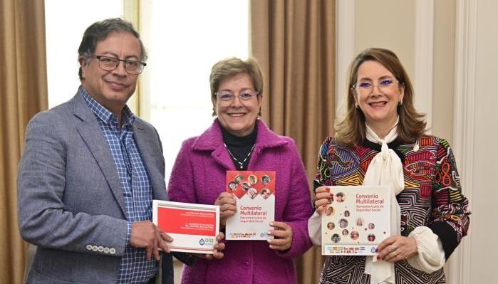 El Presidente Petro, la Ministra del Trabajo, Gloria Inés Ramírez, y la Secretaria General de la Organización Iberoamericana de Seguridad Social, Gina Magnolia Riaño, tras la firma del acta de compromiso.