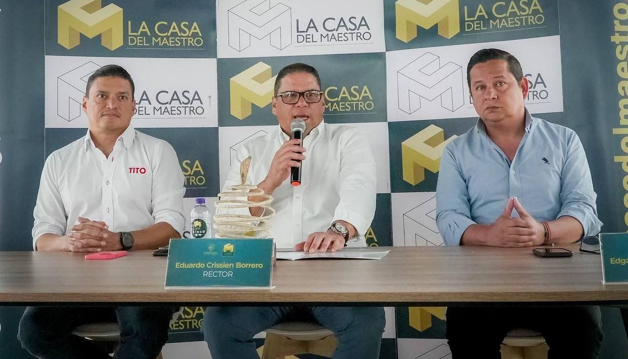 Tito Crissien Borrero, fundador de la Casa del Maestro; Eduardo Crissien Borrero, rector de la Universidad de la Costa y Edgardo Sánchez, cofundador de la Casa del Maestro.