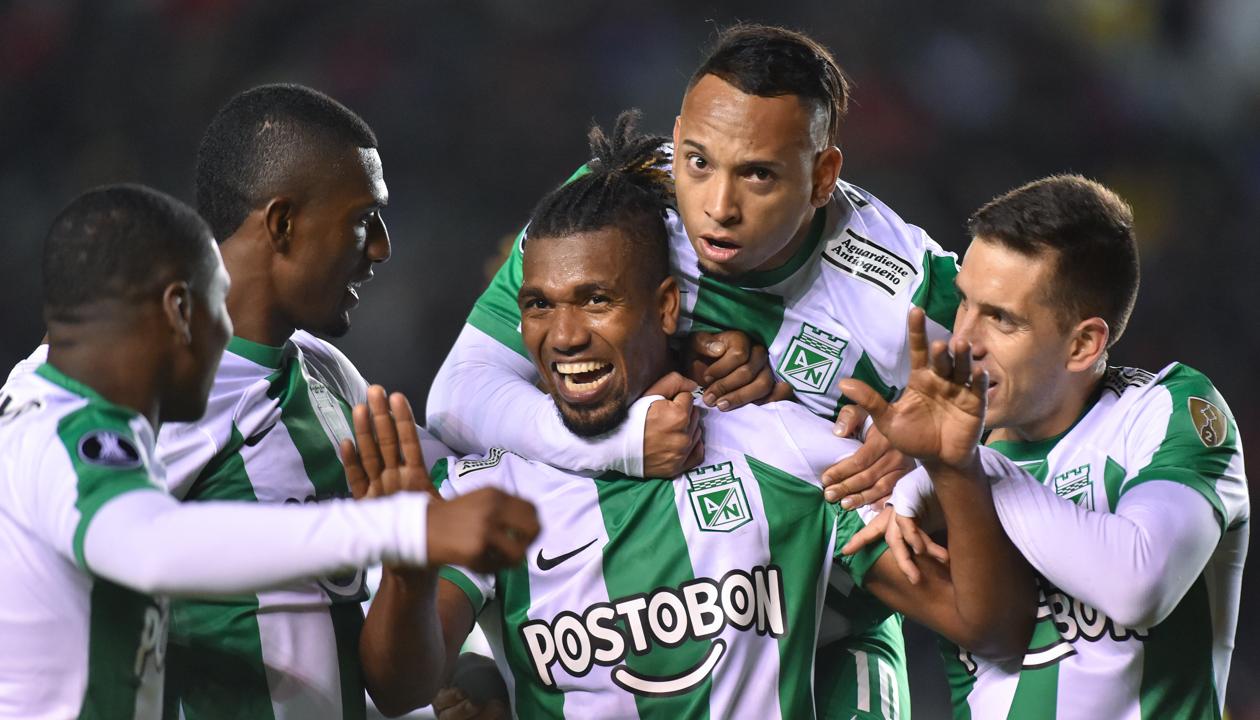 Danovis Banguero celebra con sus compañeros