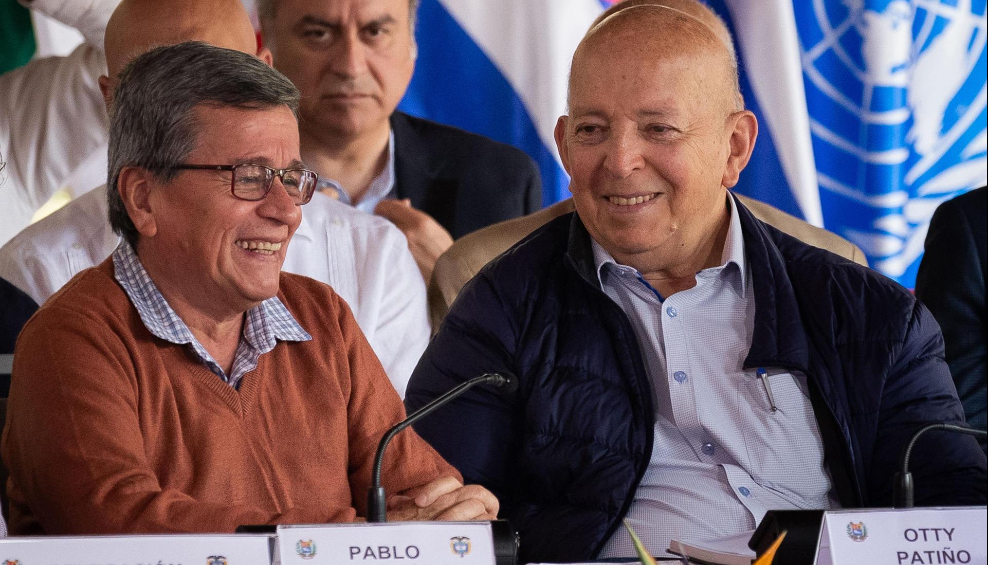 El representante del Ejército Nacional de Liberación (ELN) Pablo Beltrán, habla con el delegado por el Gobierno de Colombia, Otty Patiño.