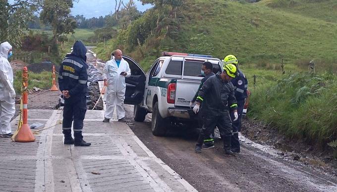 Las autoridades realizaron la inspección del cuerpo del joven de 21 años que murió en el lugar. 