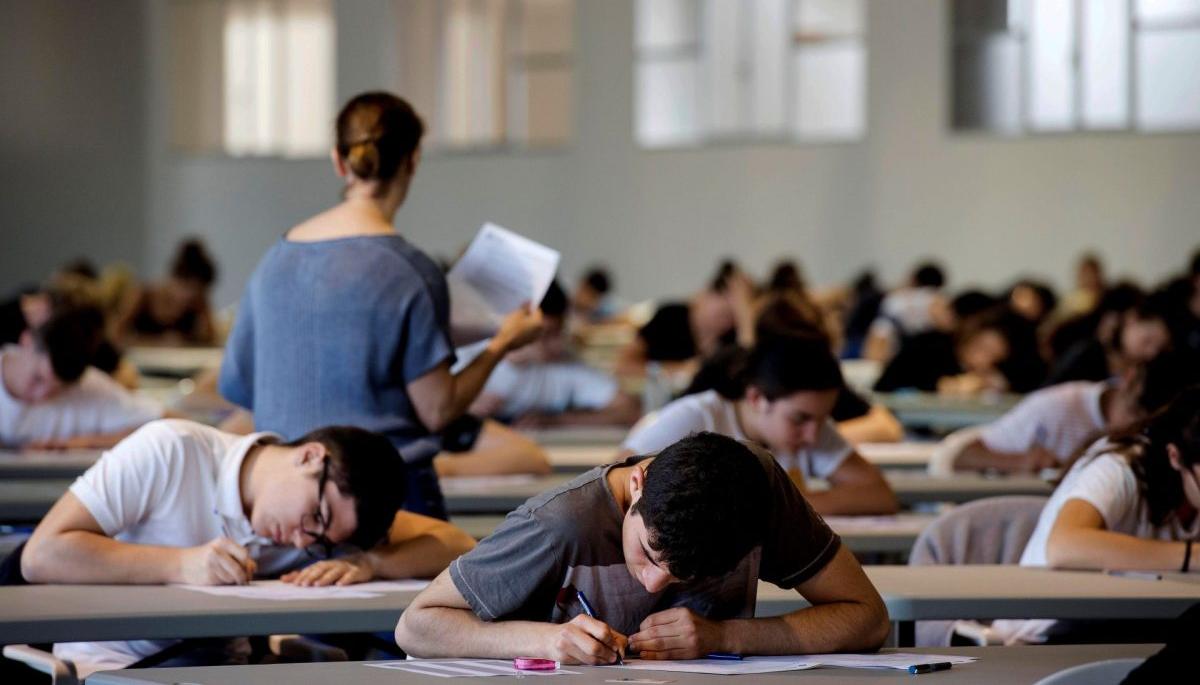 Imagen de referencia estudiantes universitarios.