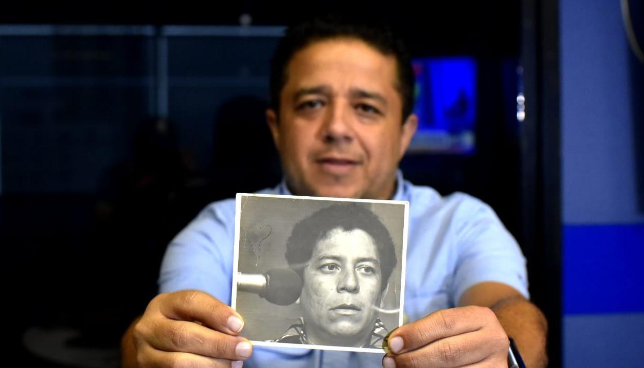 Fabio Poveda Ruiz, con una foto de su padre Fabio Poveda Márquez.
