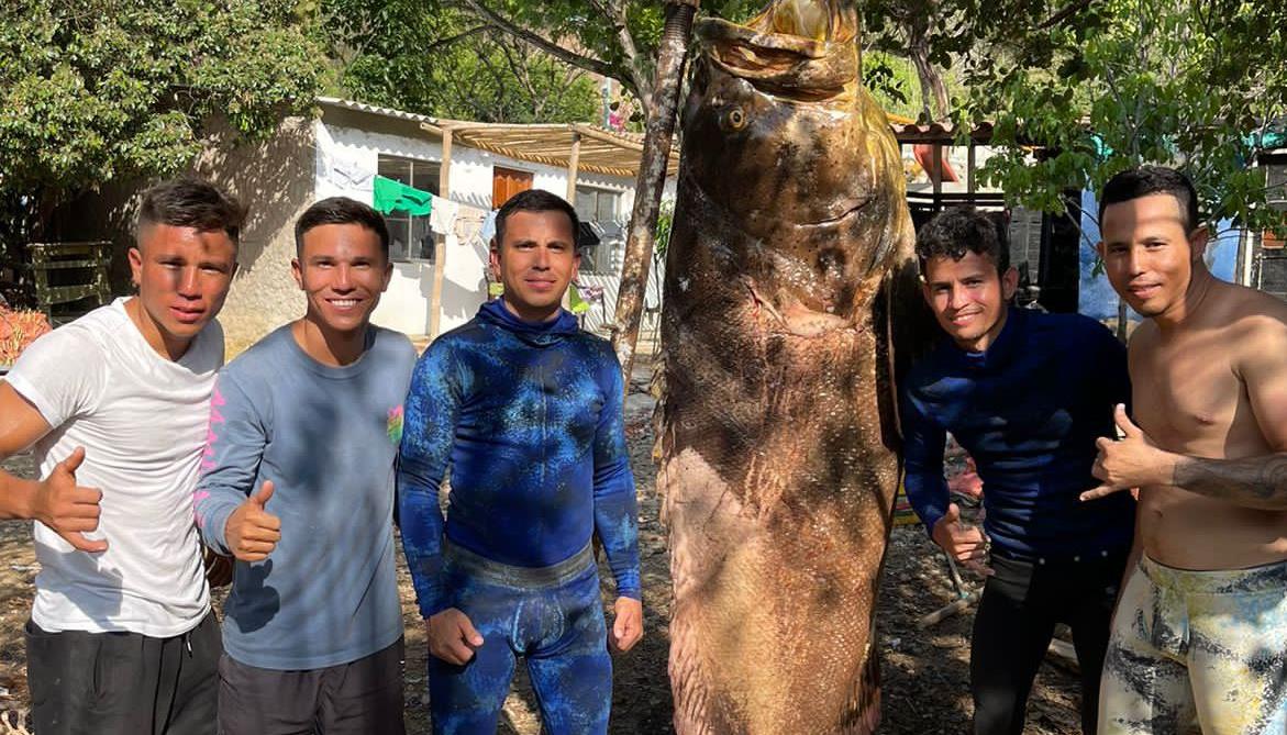 Jóvenes pescaron al mero de 297, 8 kilos.
