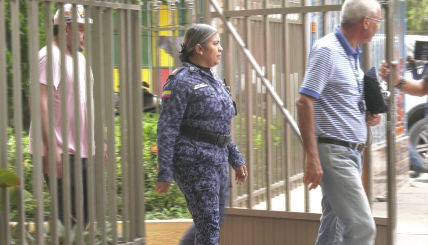 Una guardiana del Inpec, un funcionario administrativo y un médico de esa entidad
