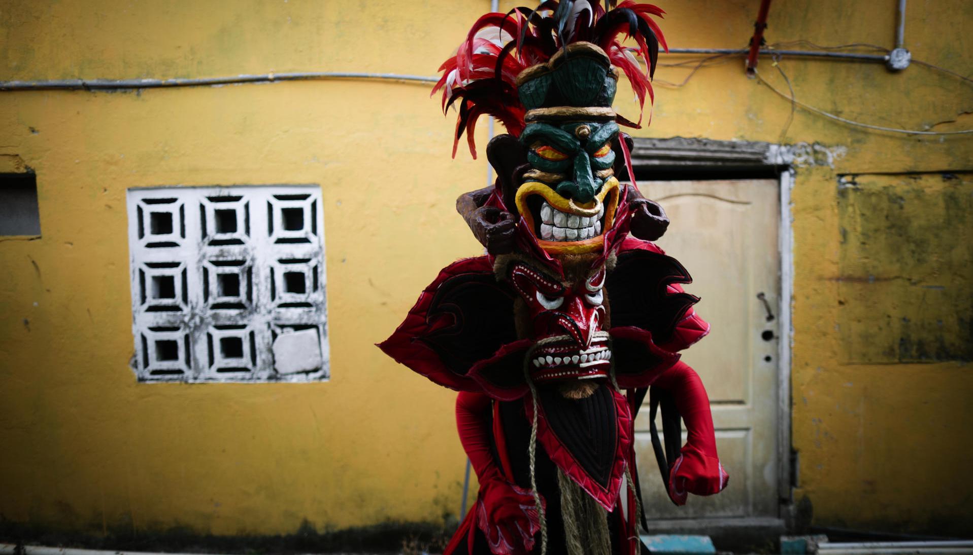 Hombres vestidos de Diablo participan hoy del Festival de Diablos y Congos
