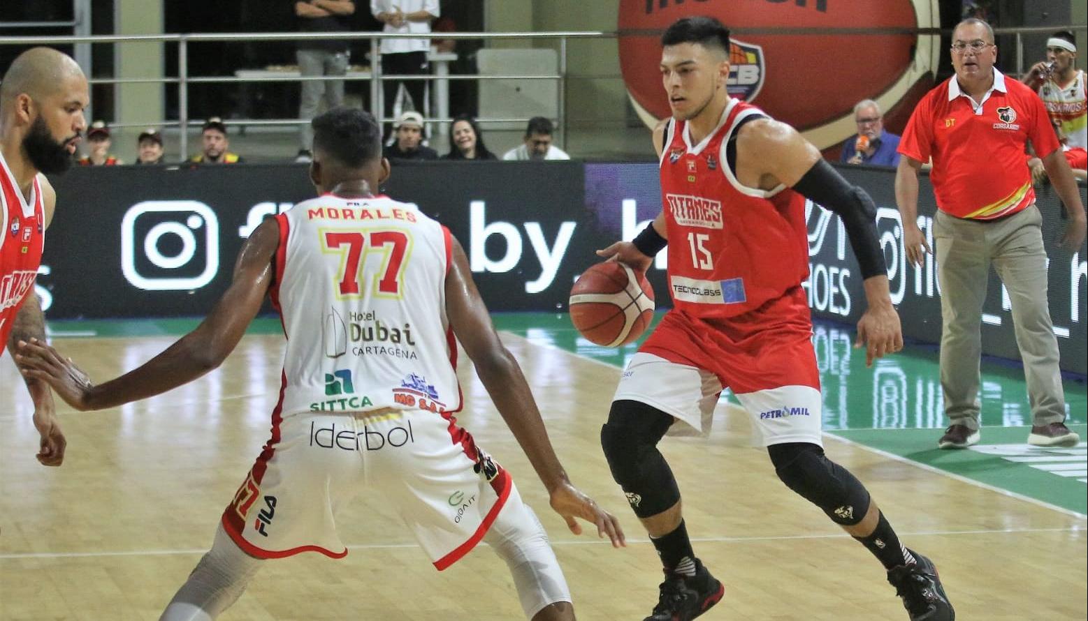 Andrés Carmona, de Titanes, durante el partido contra Corsarios.