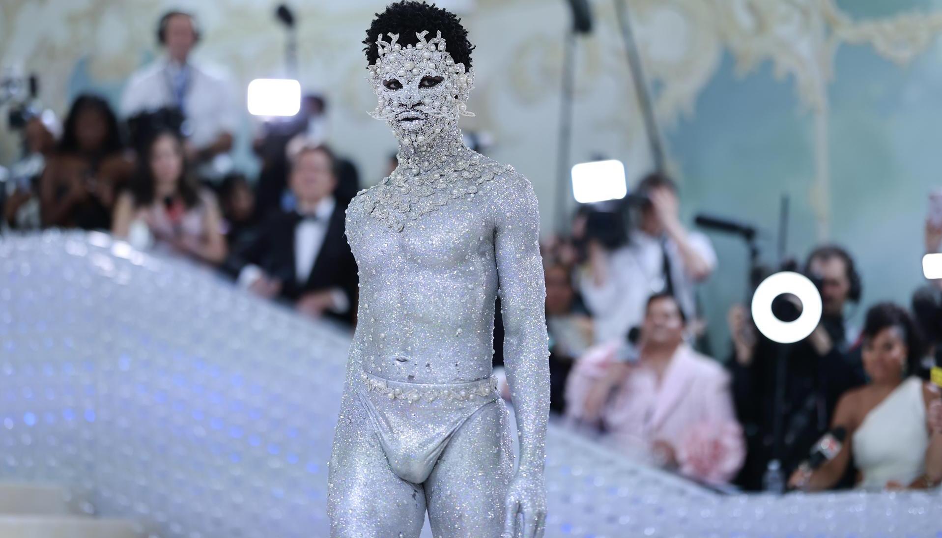 Lil Nas X llega a la alfombra para la Met Gala 2023.