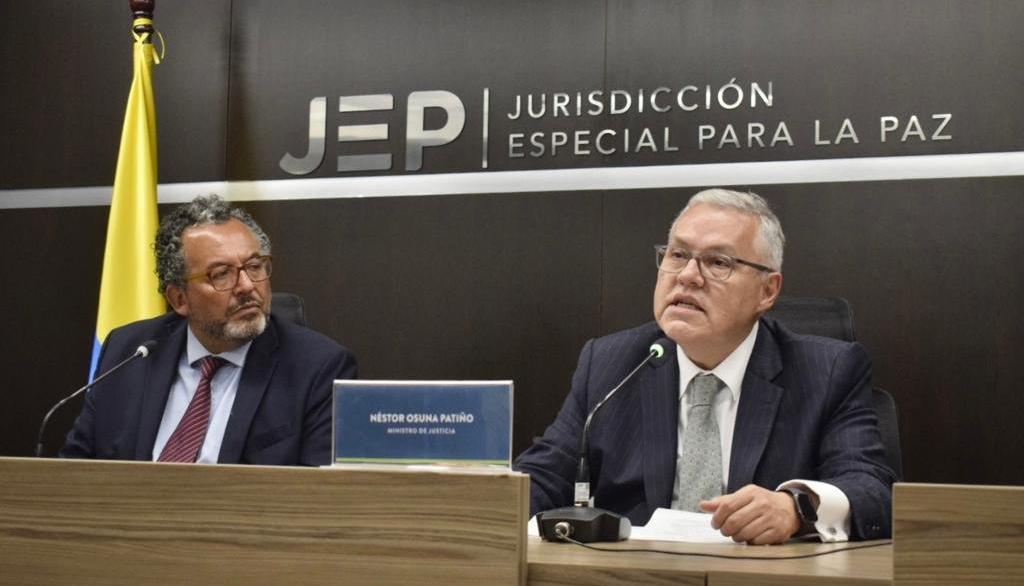  El presidente de la JEP, el magistrado Roberto Vidal y el Ministro de Justicia, Néstor Osuna.