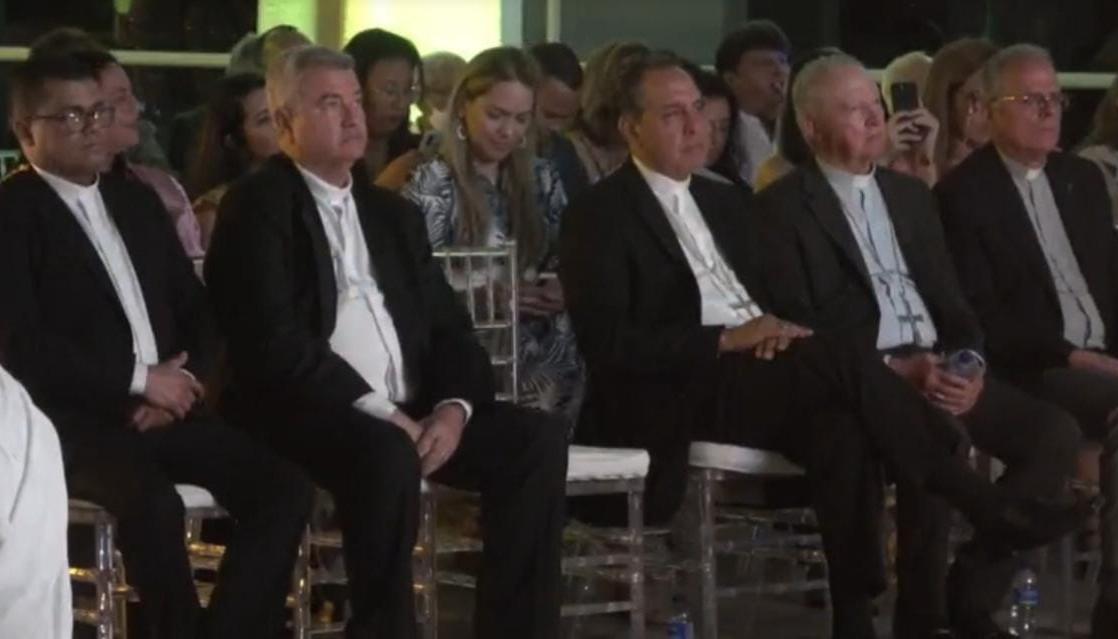 Monseñor Pablo Emiro Salas, Monseñor Jairo Jaramillo y el Padre José Tobías de la Cruz, entre otros.